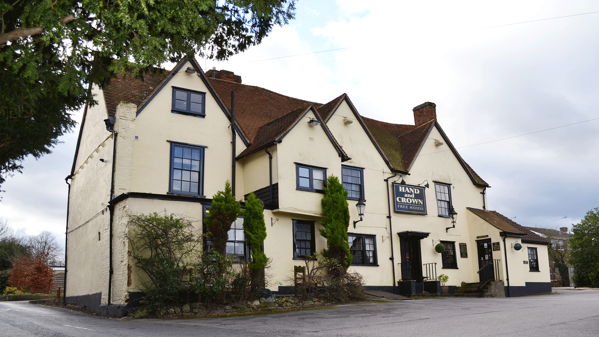 We welcome you to The Hand & Crown Restaurant to enjoy homemade food prepared and cooked by our chefs. Booking recommended. Find us in High Wych, Sawbridgeworth.